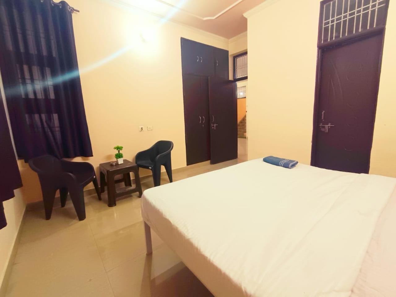 Galaxy Backpackes Airport Hostel *